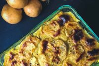Creamy Baked Scalloped Potatoes with Garlic and Cheese