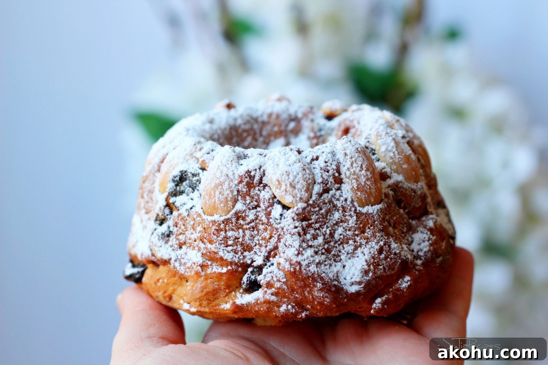 mini kouglof in hands