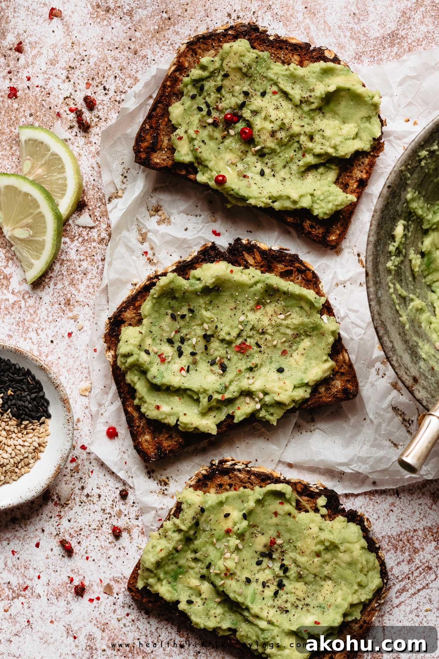 Toast con avocado, limone e pepe