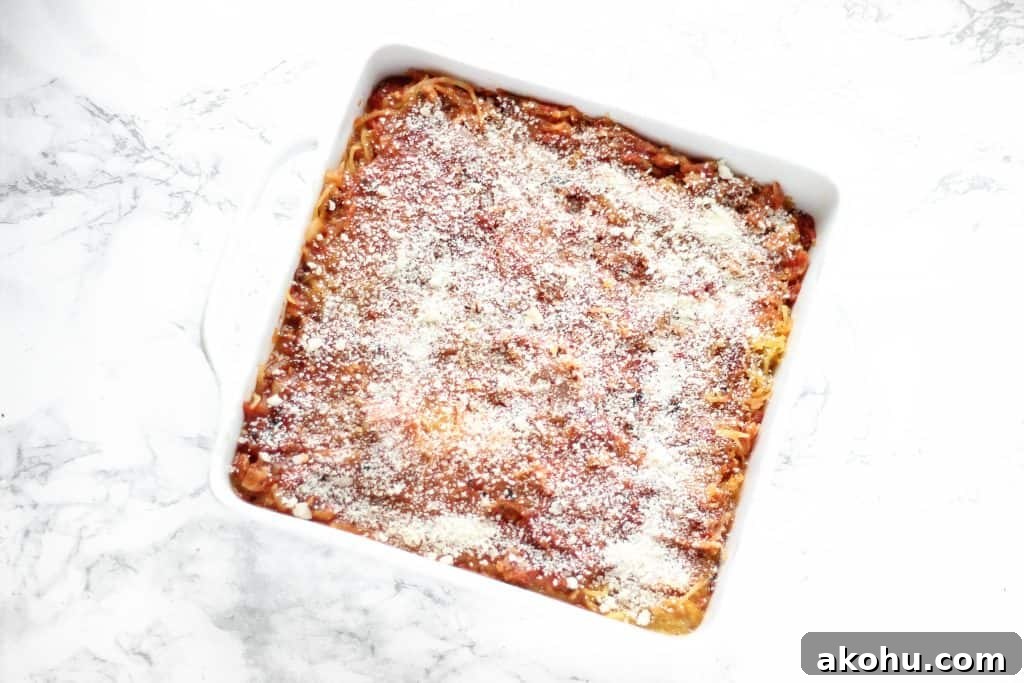 This spaghetti squash lasagna has just 326 calories in a huge serving! Spaghetti Squash Lasagna - healthy dinner or meal prep!