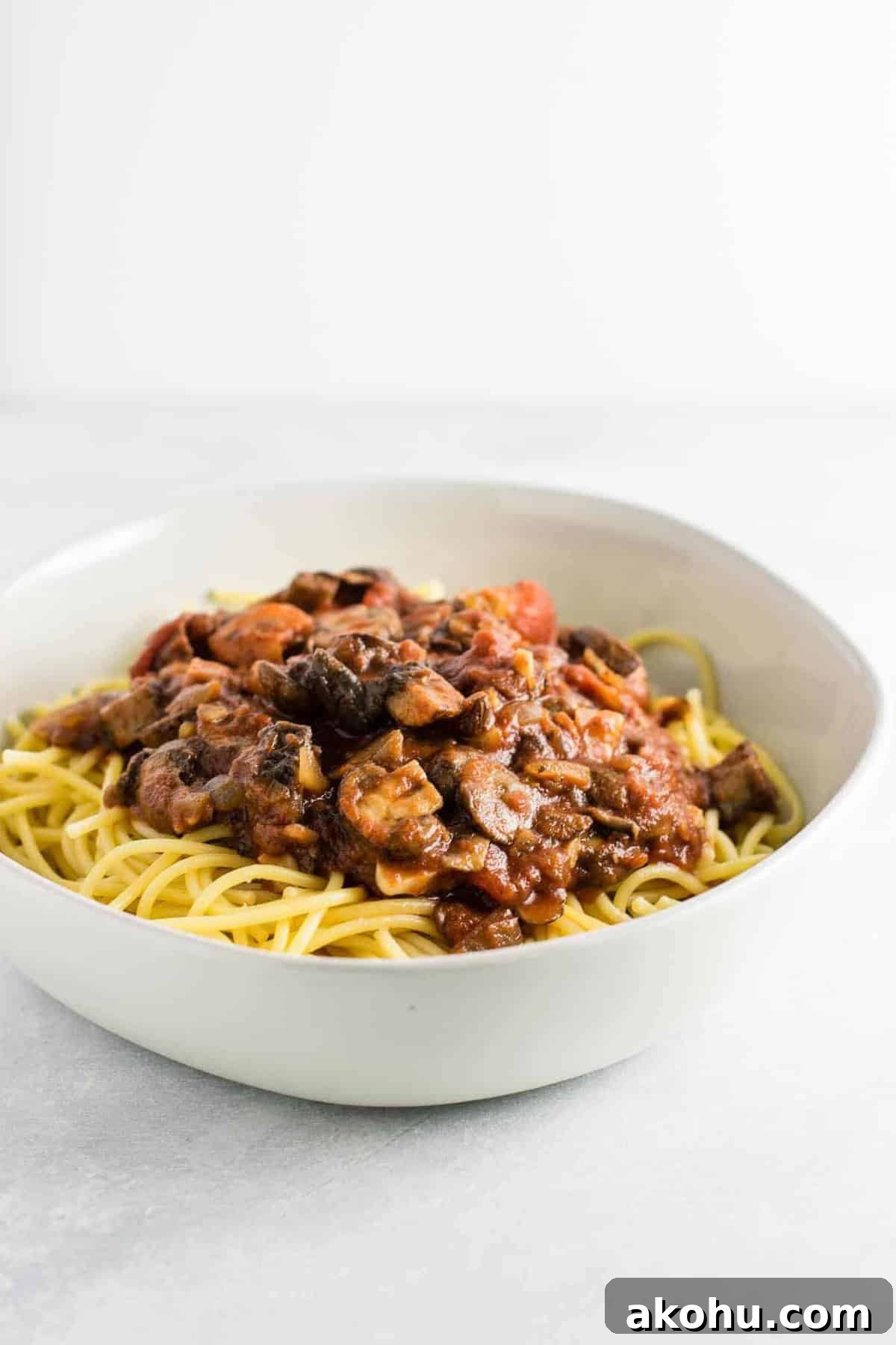 Easy meatless spaghetti sauce recipe made with mushrooms, garlic, and onions. A delicious “meaty” vegetarian spaghetti recipe. #meatless #spaghetti #vegetarian #meatlessspaghetti