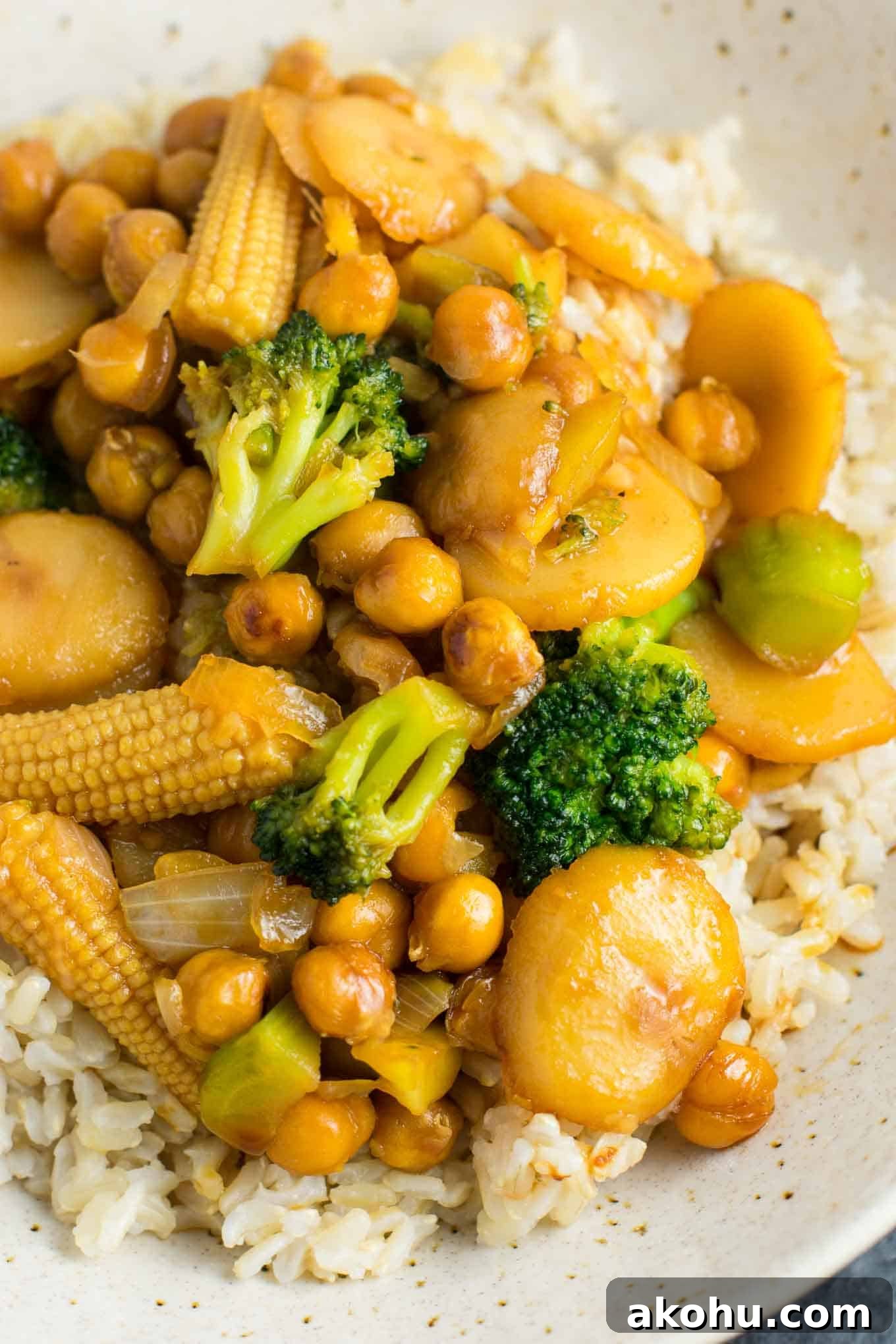 This easy vegan chickpea stirfry bowl with brown rice will be a hit with the whole family! #vegan #veganstirfry #chickpeastirfry #vegandinner