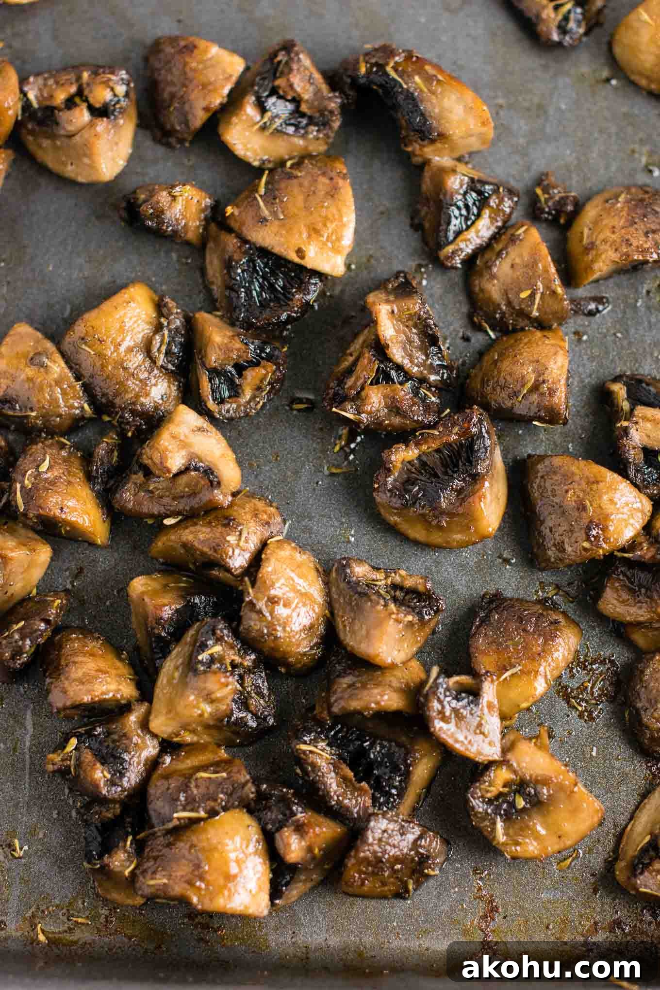 Quick and easy roasted mushrooms recipe. Perfect healthy side dish! #sidedish #roastedmushrooms #vegan #meatless #mushrooms #dinner #vegetables