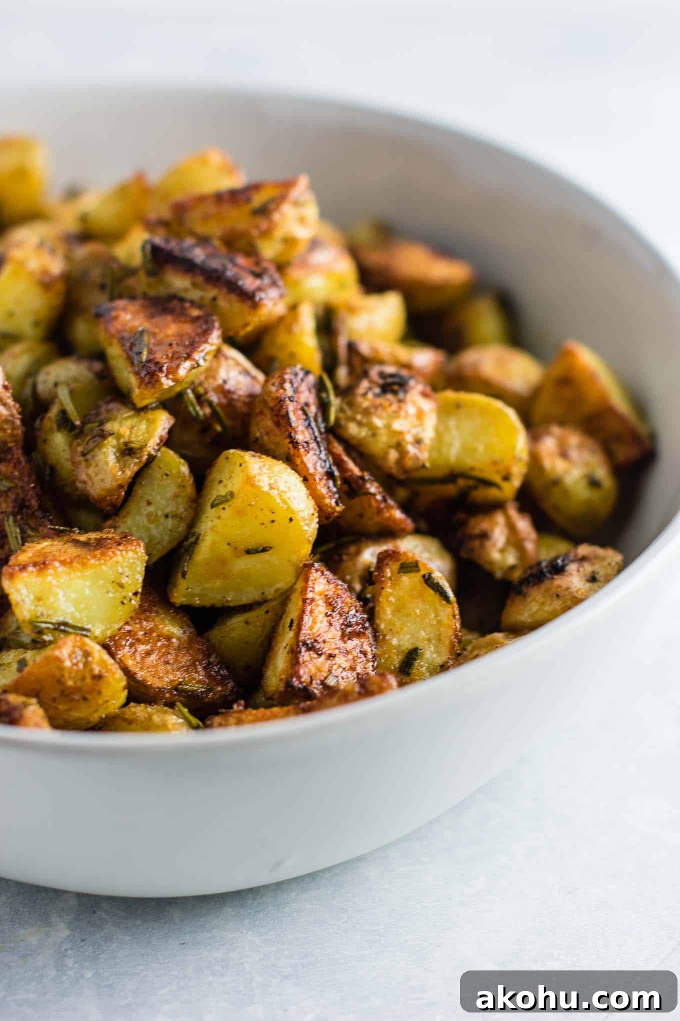 vegan dinner recipes - Rosemary roasted potatoes recipe made with fresh rosemary and olive oil. Everyone will love this easy side dish! #rosemaryroastedpotatoes #vegan #sidedish #roastedpotatoes