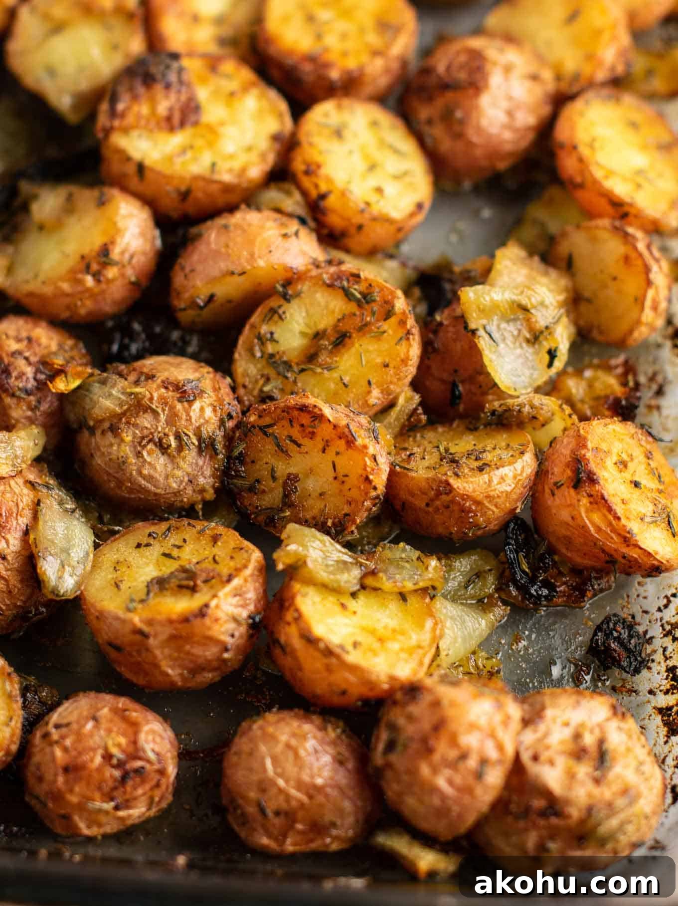 Easy roasted potatoes and onions – delicious side dish! #potatoesandonions #sidedish #potatoes #dinner